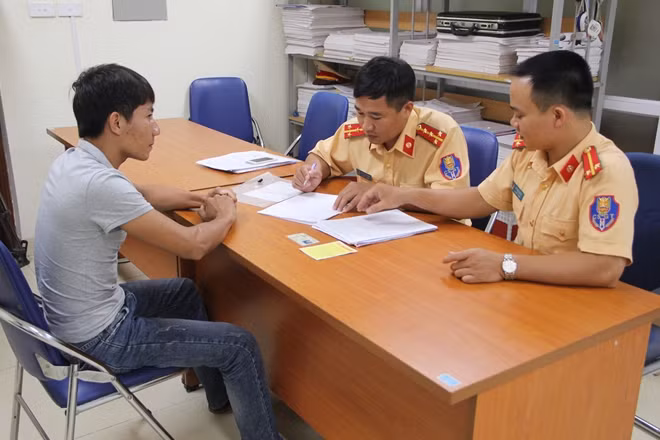 Cảnh sát giao thông đang lập biên bản xử phạt lái xe vi phạm.