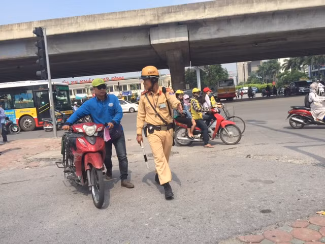 Bên cạnh đó, cũng có người dân tỏ ra không hài lòng khi bị lực lượng CSGT tuýt còi dừng xe.