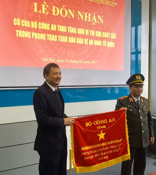 Cục Hàng không Việt Nam nhận cờ thi đua xuất sắc của Bộ Công an.