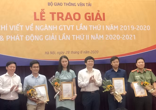 Phó Chủ tịch Thường trực Hội Nhà báo Việt Nam Hồ Quang Lợi trao thưởng cho các tác giả có tác phẩm đạt giải C.