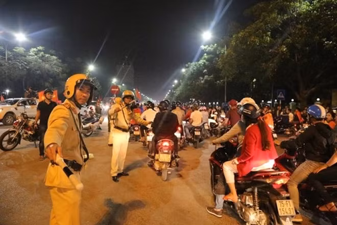 Cảnh sát giao thông điều tiết giao thông