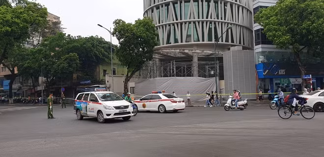 lực lương chức năng hướng dẫn giao thông.