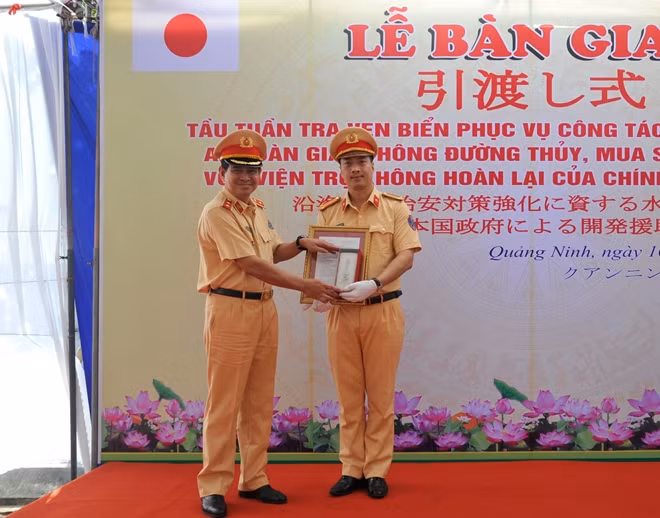 Trung tướng Vũ Đỗ Anh Dũng trao Quyết định và chìa khoá tàu cho Thuỷ đoàn 1