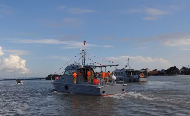 Lực lượng chức năng chạy thử tàu