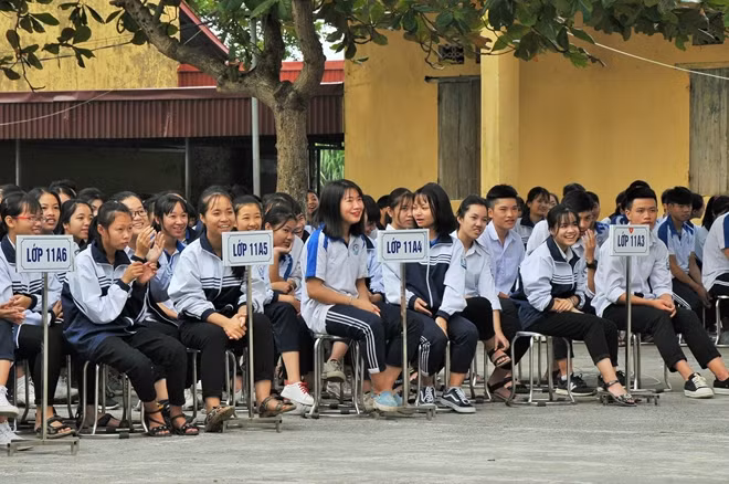 Các em học sinh nghe tuyên truyền về Luật Giao thông