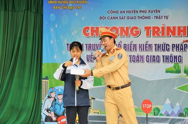Học sinh bốc thăm câu hỏi