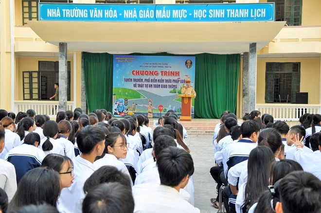 Các cháu học sinh nghe Thượng uý Lương Văn Kiên kể chuyện về ATGT
