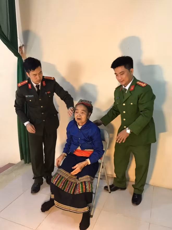 Một cụ bà đến làm căn cước công dân được sự giúp đỡ tận tình của CBCS.