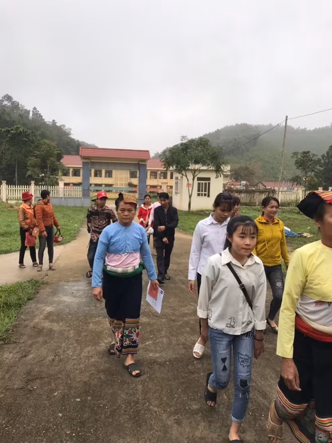 Bà con đến làm căn cước công dân.