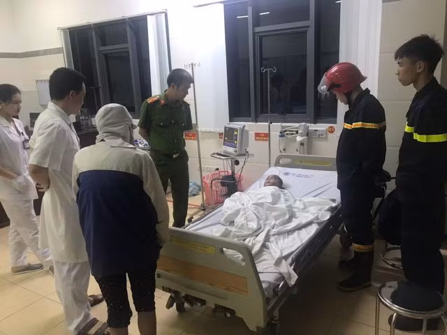 Cháu bé đang được cấp cứu tại bệnh viện