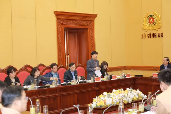 Đại biểu đóng góp ý kiến