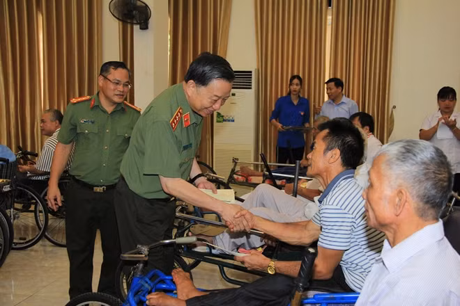 Bộ trưởng Tô Lâm động viên các đồng chí thương binh