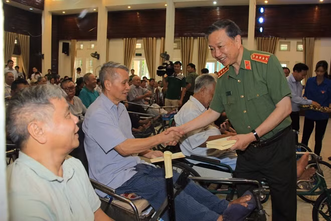 Bộ trưởng Tô Lâm động viên các đồng chí thương binh