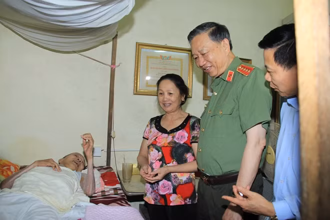 Bộ trưởng Tô Lâm thăm một thương binh nặng