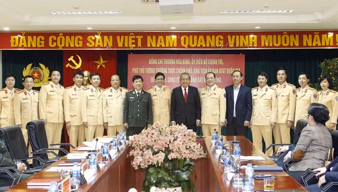 Phó Thủ tướng Thường trực Chính phủ Trương Hoà Bình; Thứ trưởng Nguyễn Văn Sơn với CBCS Cục CSGT