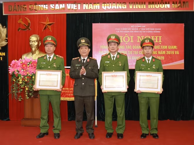 Thứ trưởng Nguyễn Văn Sơn trao danh hiệu Chiến sỹ thi đua toàn lực lượng tặng các đồng chí có thành tích xuất sắc