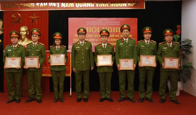 Thiếu tướng Lê Minh Hùng trao danh hiệu chiến sỹ thi đua cơ sở cho các cá nhân