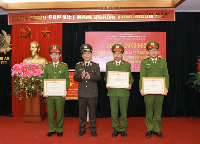 Thứ trưởng Nguyễn Văn Sơn trao Bằng khen của Bộ Công an tặng các đồng chí có thành tích xuất sắc