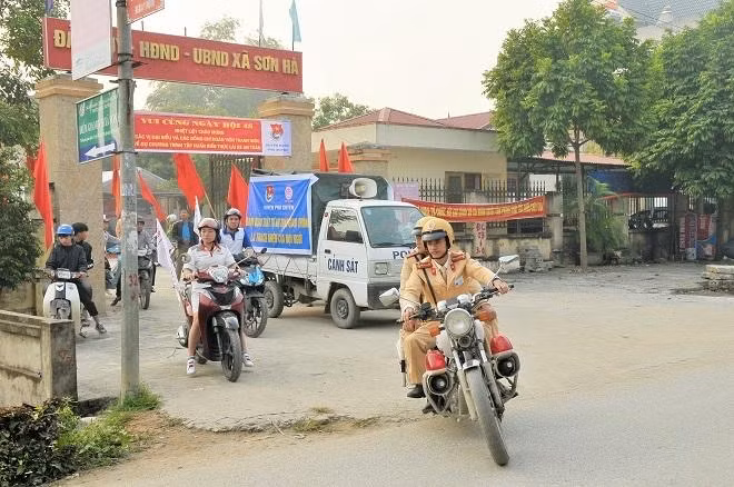 Lực lượng chức năng diễu hành tuyên truyền giao thông