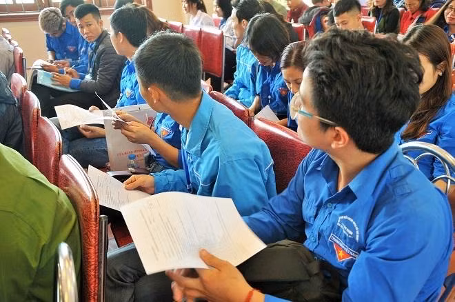 Đông đảo người dân và các đoàn viên, thanh niên tham dự chương trình