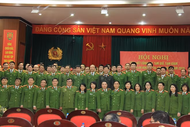 Thứ trưởng Nguyễn Văn Sơn với CBCS Cục Cảnh sát quản lý tạm giữ, tạm giam và thi hành án hình sự tại cộng đồng