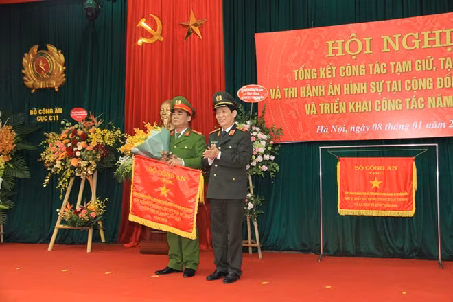 Thứ trưởng Nguyễn Văn Sơn trao Cờ đơn vị xuất sắc cho tập thể có thành tích