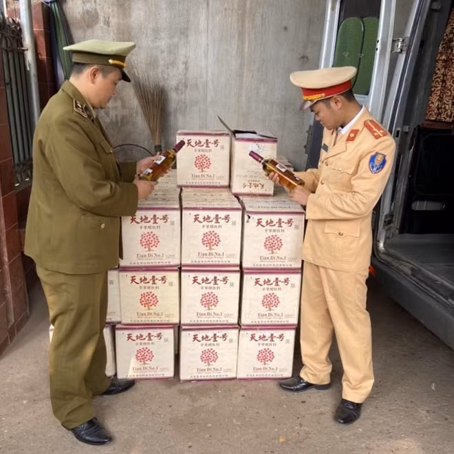 Lực lượng chức năng kiểm tra dấm táo ngoại nhập lậu
