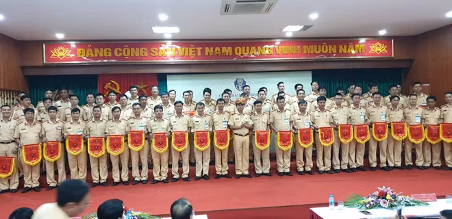 Ban Tổ chức trao Cờ cho các đội thi