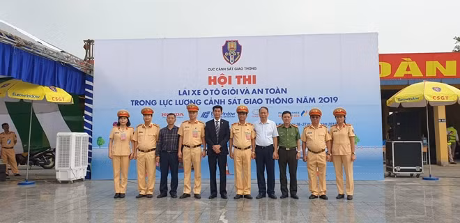 Ban Tổ chức và các nhà tài trợ tại Hội thi