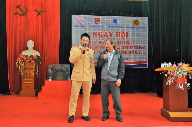 Người dân tham gia trả lời câu hỏi về ATGT