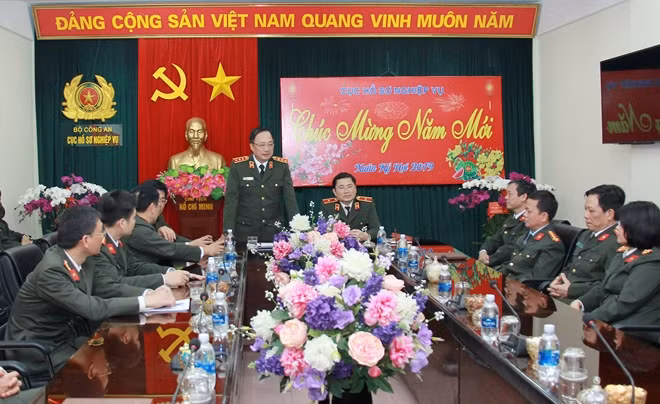 Thứ trưởng Nguyễn Văn Thành với CBCS Cục Hồ sơ nghiệp vụ
