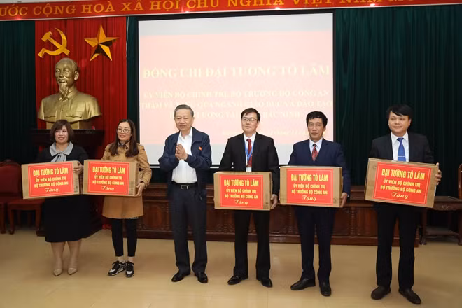 Bộ trưởng Tô Lâm trao máy tính tặng một số trường THCS của huyện Lương Tài, Bắc Ninh