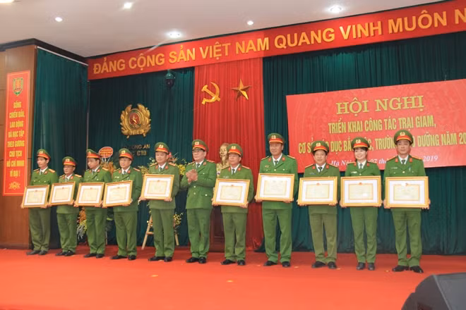 Trung tướng Hồ Thanh Đình, Cục trưởng Cục trưởng Cục Cảnh sát quản lý TG, CSGDBB, TGD trao bằng danh hiệu Quyết thắng tặng các đơn vị