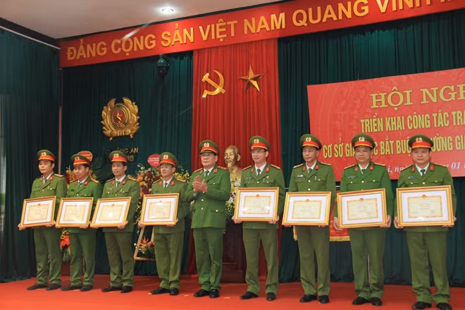 Trung tướng Hồ Thanh Đình, Cục trưởng Cục trưởng Cục Cảnh sát quản lý TG, CSGDBB, TGD trao bằng danh hiệu Quyết thắng tặng các đơn vị