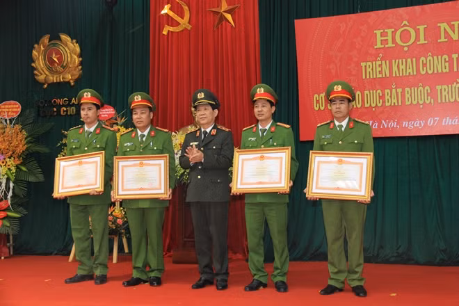 Thứ trưởng Nguyễn Văn Sơn trao Bằng khen của Thủ tướng Chính phủ tặng các cá nhân có thành tích xuất sắc