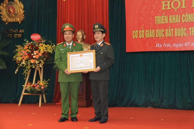 Thừa uỷ quyền của Chủ tịch nước, Thứ trưởng Nguyễn Văn Sơn trao Bằng Huân chương Chiến công hạng Ba tặng Trại giam Đắc P'Lao