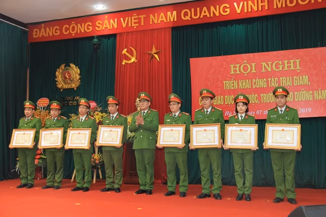 Trung tướng Hồ Thanh Đình, Cục trưởng Cục trưởng Cục Cảnh sát quản lý TG, CSGDBB, TGD trao bằng danh hiệu Quyết thắng tặng các đơn vị
