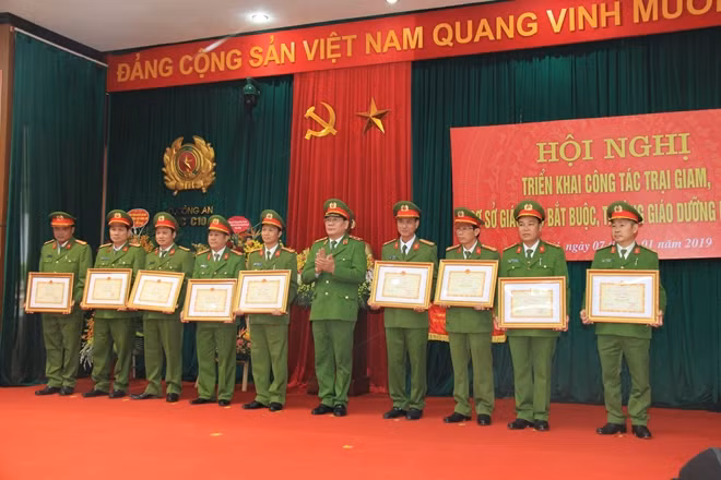 Trung tướng Hồ Thanh Đình, Cục trưởng Cục trưởng Cục Cảnh sát quản lý TG, CSGDBB, TGD trao bằng danh hiệu Quyết thắng tặng các đơn vị