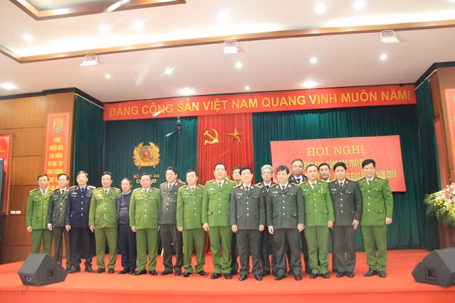 Thứ trưởng Nguyễn Văn Sơn với các đại biểu dự Hội nghị