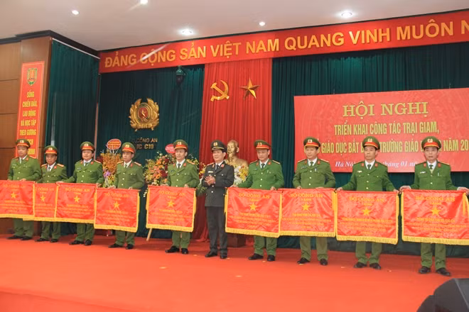 Thứ trưởng Nguyễn Văn Sơn trao Cờ Thi đua của Bộ Công an tặng các đơn vị có thành tích xuất sắc