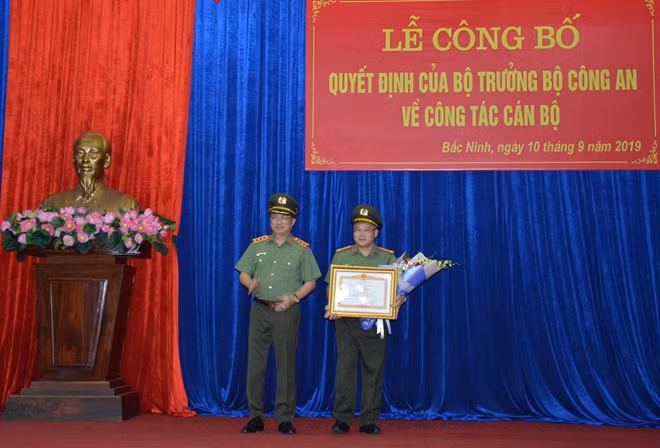 Thứ trưởng Nguyễn Văn Thành trao Quyết định điều động cho Đại tá Nguyễn Văn Long