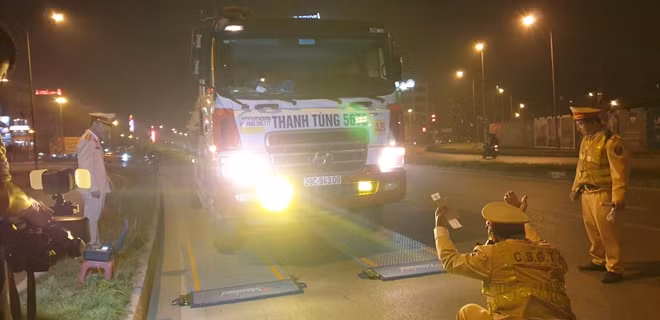 CSGT kiểm tra xe quá tải