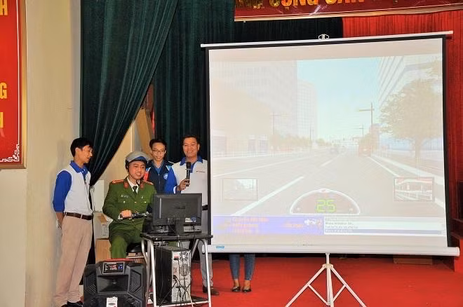 Ban Tổ chức hướng dẫn kỹ năng chạy thử sa hình trên máy