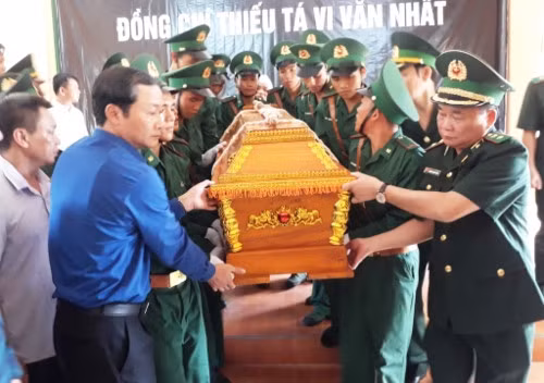 Đồng đội đưa tang Thiếu tá Vi Văn Nhất