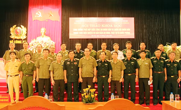 Đại tướng, GS.TS Trần Đại Quang, Uỷ viên Bộ Chính trị, Bộ trưởng Bộ Công an cùng các đại biểu dự hội thảo.