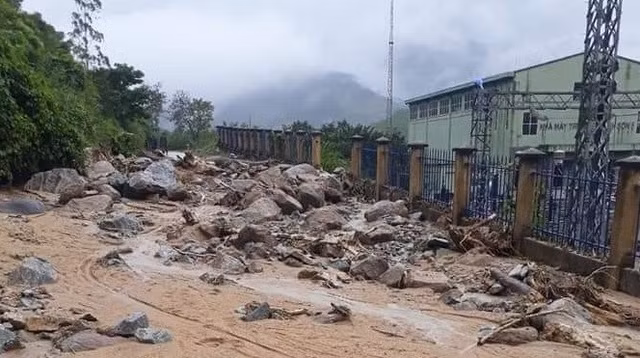 Do mưa cuốn đất đá sạt lở gây sự cố một số hạng mục công trình, cụ thể như tuyến đường vận hành từ nhà máy lên đập bị sạt lở nhiều đoạn, hiện nay chỉ có thể đi bộ.