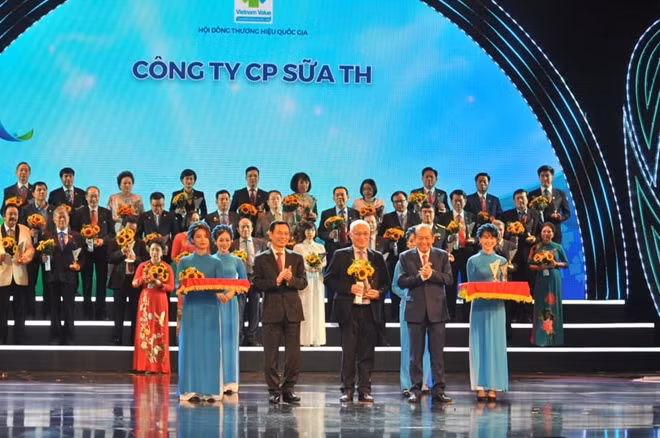 Phó Thủ tướng thường trực Trương Hòa Bình cùng Bộ Trưởng Bộ Thông tin và Truyền thông Nguyễn Mạnh Hùng trao biểu trưng và hoa cho các doanh nghiệp có sản phẩm đạt THQG năm 2020