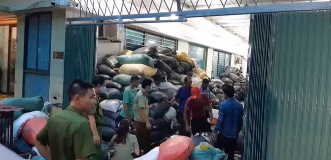 Đoàn kiểm tra phát hiện số lượng lớn găng tay cao su chất đầy nhà và có một số nhân viên đang phân loại găng tay cái nào cũ cho vào tái chế, cái nào mới cho đi hấp lại để bán, nhưng chưa bán ra thị trường.
