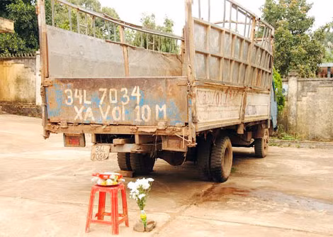 Chiếc xe chở chú voi và địa điểm xảy ra vụ việc. Chiếc xe chở chú voi và địa điểm xảy ra vụ việc.
