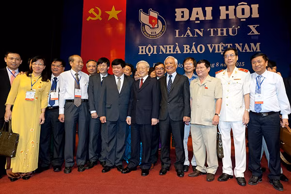 Tổng Bí thư Nguyễn Phú Trọng chụp ảnh kỷ niệm với các nhà báo tham dự Đại hội Nhà báo Việt Nam lần thứ X. Ảnh: Huy Hoàng. Tổng Bí thư Nguyễn Phú Trọng chụp ảnh kỷ niệm với các nhà báo tham dự Đại hội Nhà báo Việt Nam lần thứ X. Ảnh: Huy Hoàng.